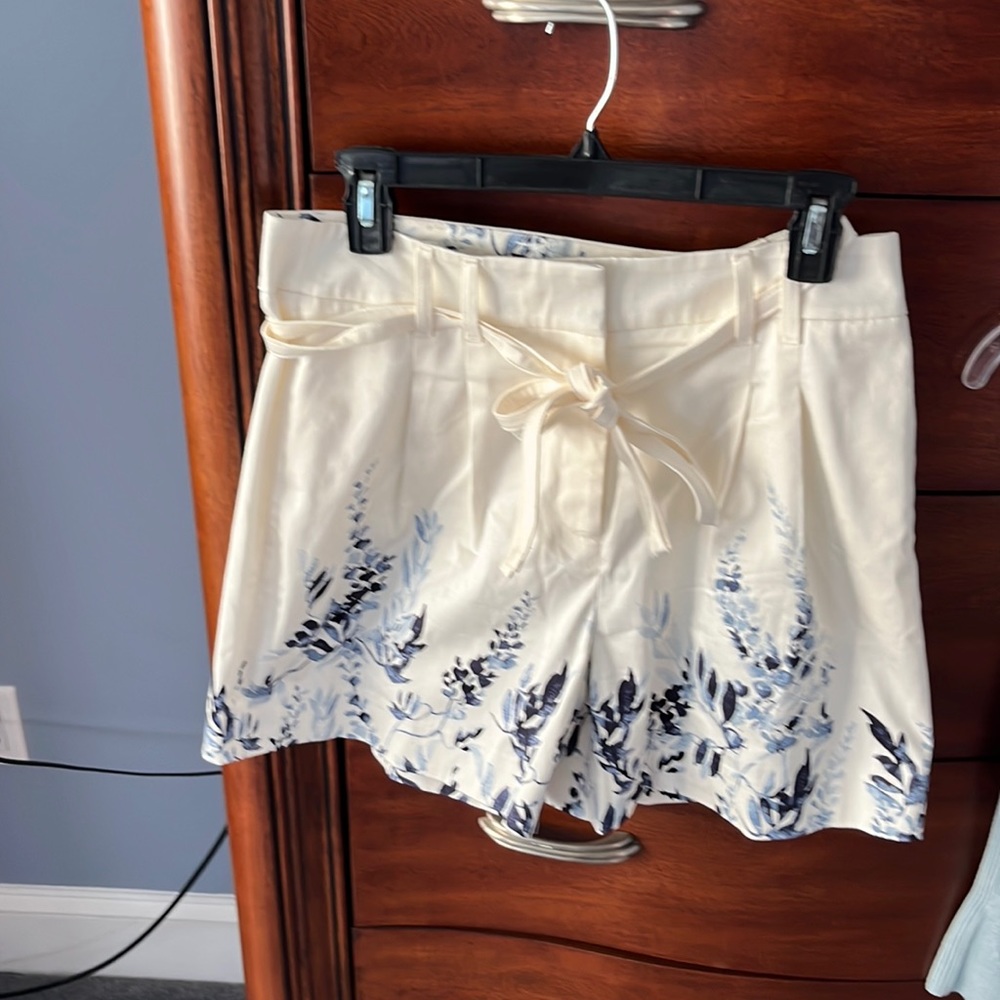 WHBM 5” shorts.  Classic style.  Size 6